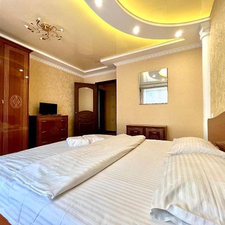Apartpoltava: Spacious Two-Room Apartments with Corner Bath near Korpusnyi Park Exterior photo