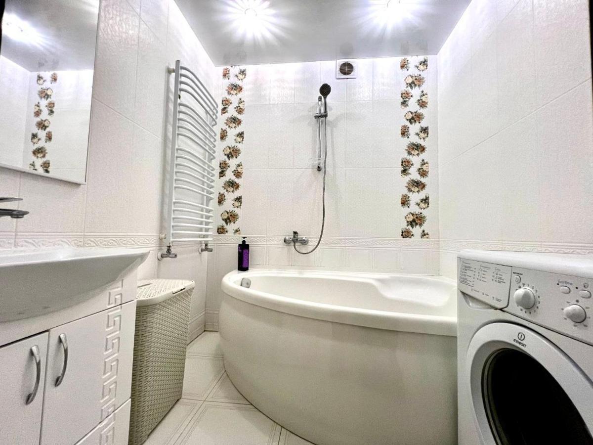 Apartpoltava: Spacious Two-Room Apartments with Corner Bath near Korpusnyi Park Exterior photo